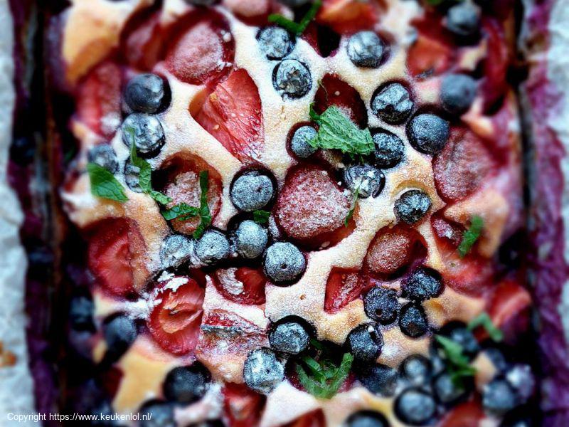 plaatcake met aardbeien, blauwe bessen en verse munt