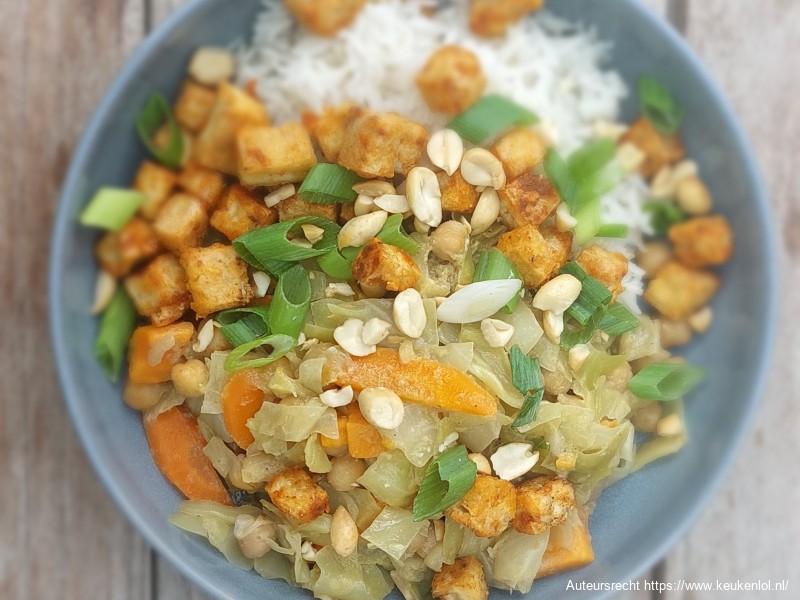 Spitskool curry met crunchy tofu Spitskool curry met crunchy tofu