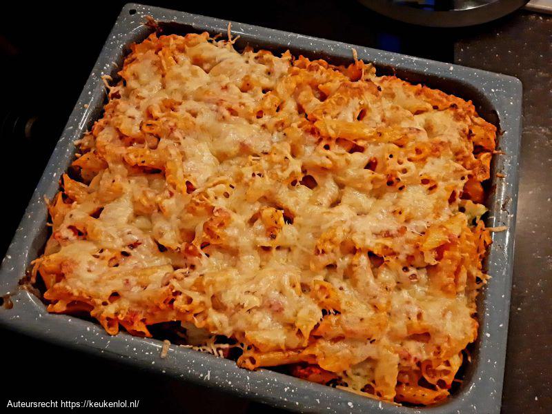 Ovenschotel met pasta, broccoli en salami