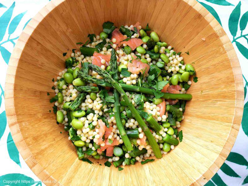 Parelcouscous salade met zalm en groene asperges